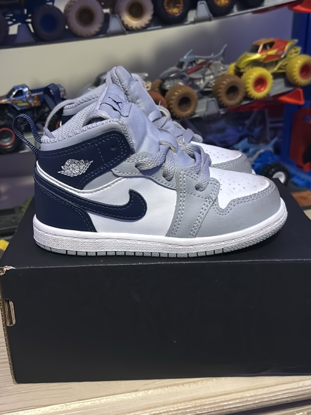 Nike TODDLER Mid-Top Sneakers in Navy, Gray & White (8c)